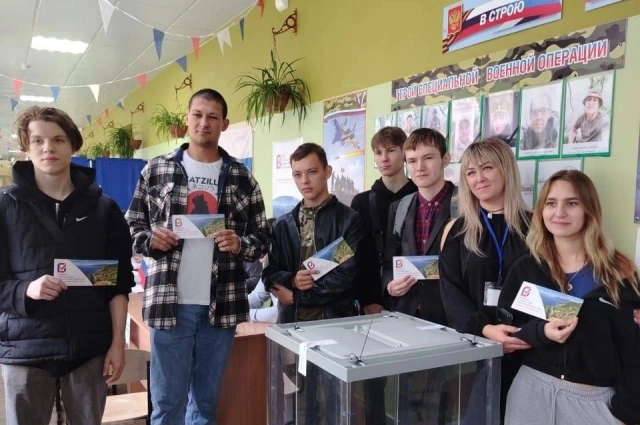 А это молодёжь Железногорска-Илимского голосует. 