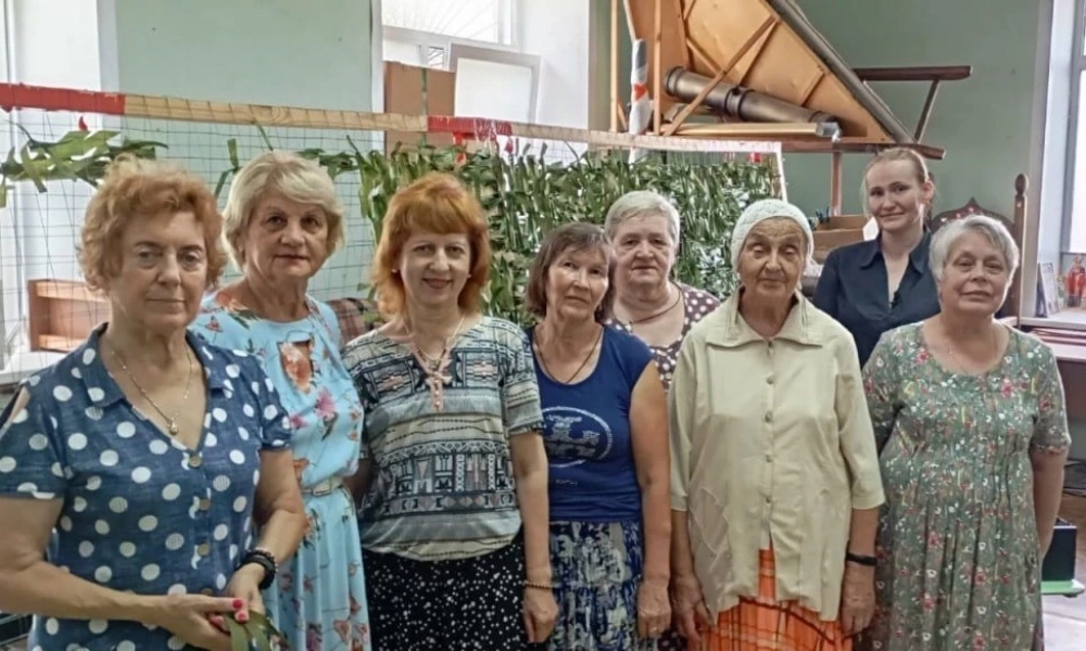 Волонтёры из общественного движения «Покров» плетут сети.