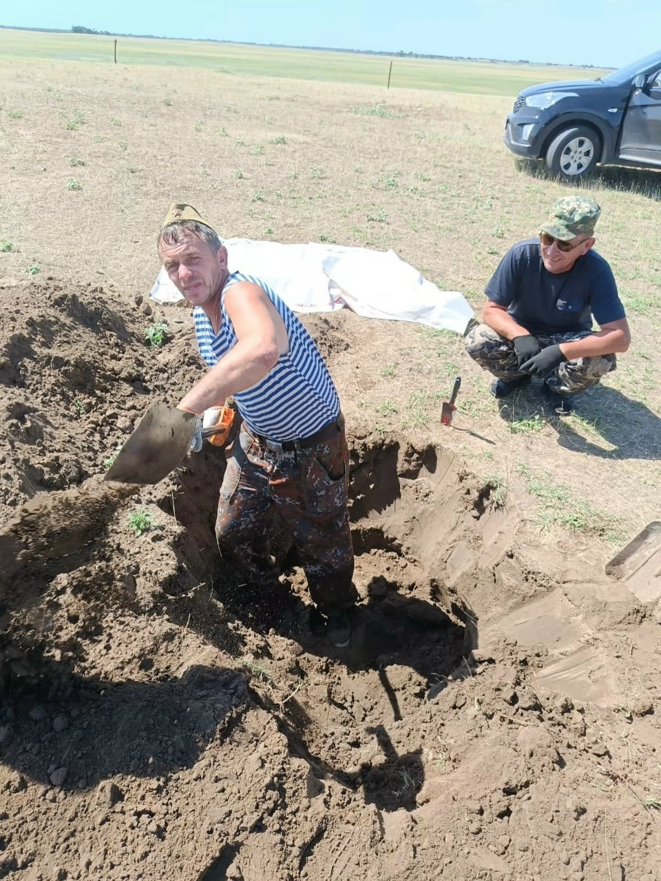 Поисковики занимаются раскопками и архивной работой исключительно по собственной инициативе и за свой счёт.