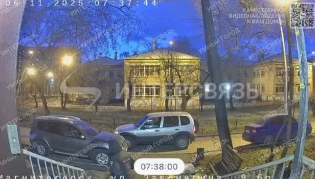 Здесь ковёр уже лежит и видно прибывших на место полицейских.