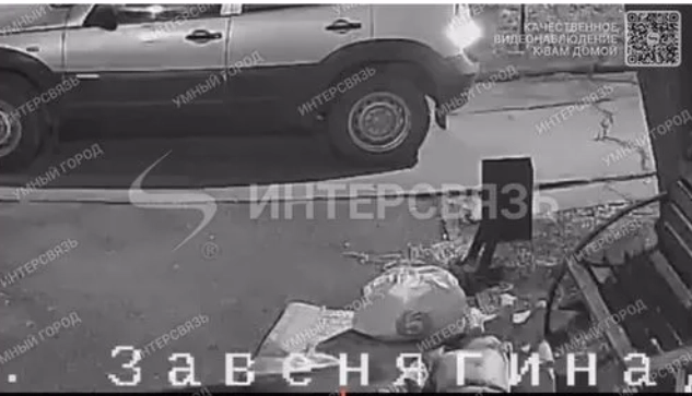 Здесь перед подъездом пусто.