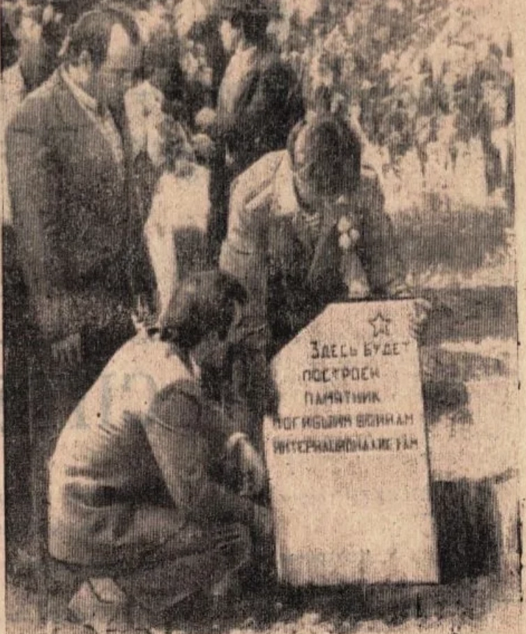 Открытие памятного знака о строительстве памятника.