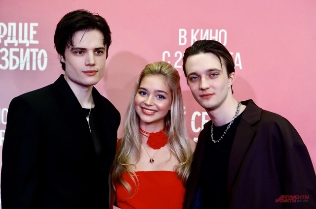 Вероника Журавлева исполнила роль Полины, а Даниэль Вегас (слева) сыграл Барса.