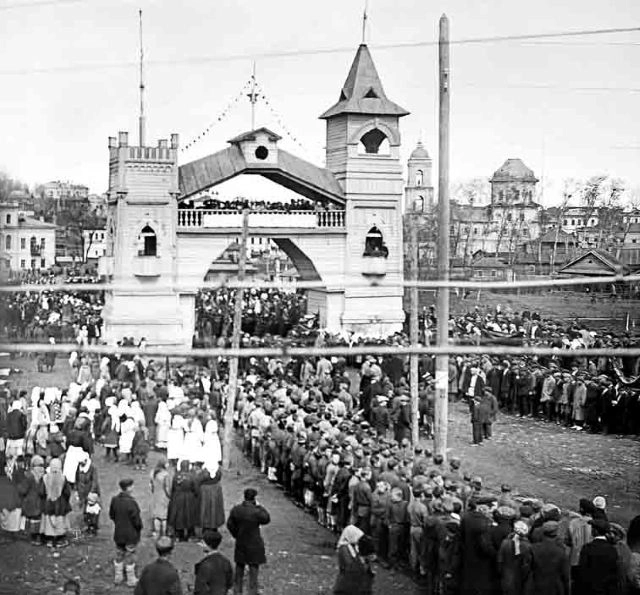Триумфальная арка в центре Красной площади, 1 мая 1930 года.
