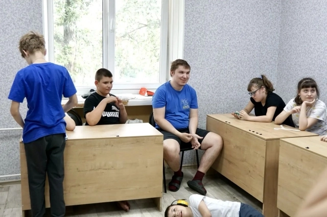 В школе занимаются сейчас две группы.