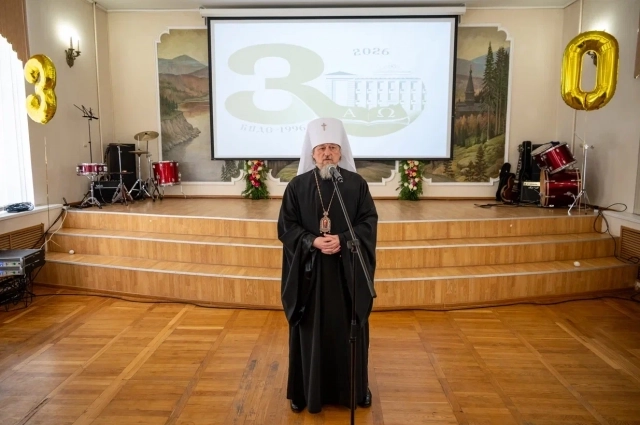 Владыка Иоанн поблагодарил преподавателей, выпускников, студентов, которые и сейчас учатся в такой непростой оперативной обстановке.