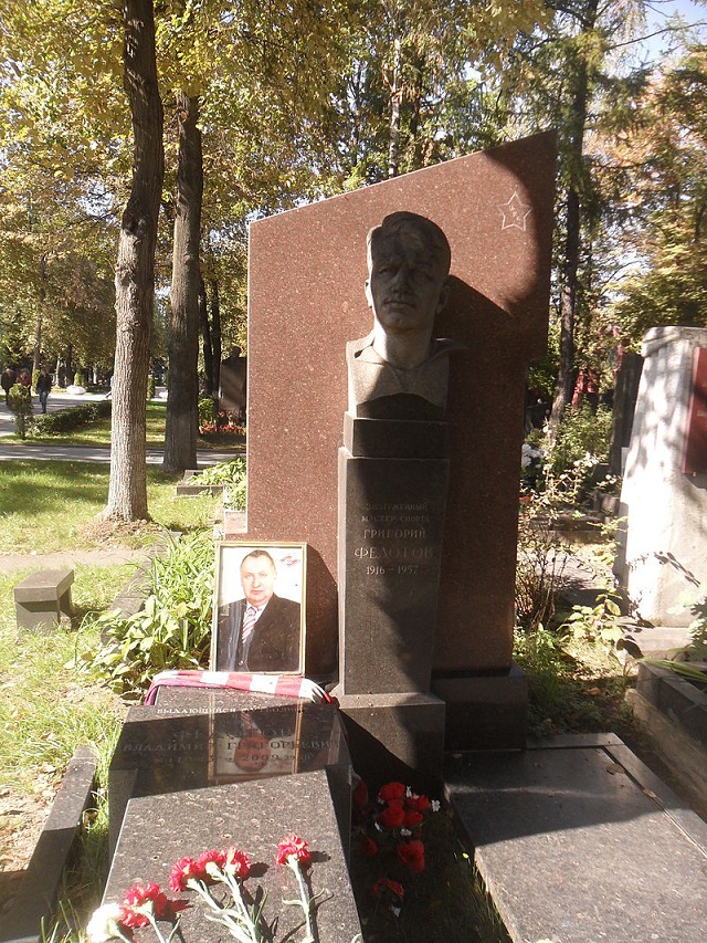 Могила Григория и Владимира Федотовых на Новодевичьем кладбище Москвы.