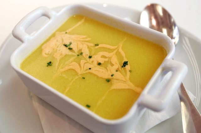 Суп с участием кукурузы и морепродуктов использует смелое сочетание.
