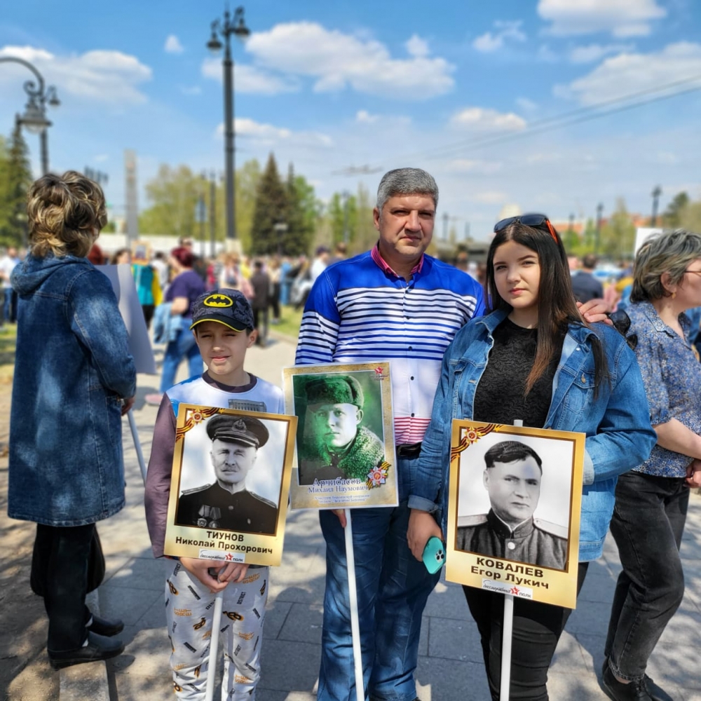 Депутат Омского городского совета Юрий Арчибасов поучаствовал в памятном шествии вместе с детьми.