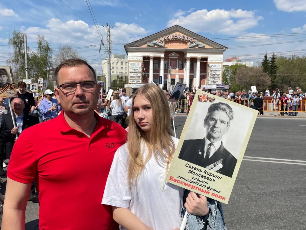 В руках у депутата фотография деда, Кирилла Моисеевича Саханя.