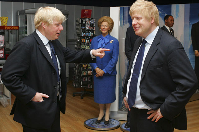 Борис Джонсон стоит лицом к лицу со своей восковой фигурой в музее мадам Тюссо 5 мая 2009 года в Лондоне.