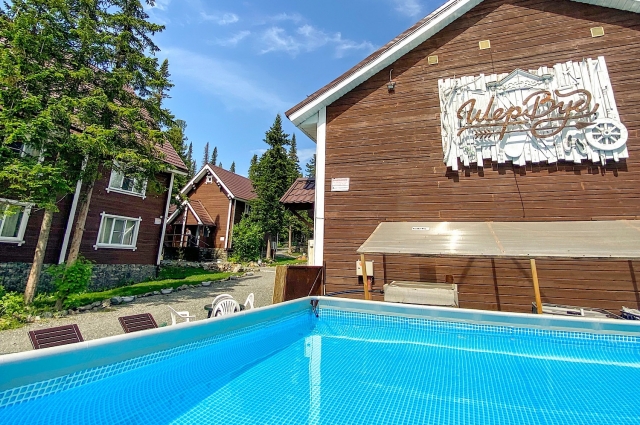 В Шерегеше активно развивается летний отдых, в связи с чем собственники отелей строят бассейны.