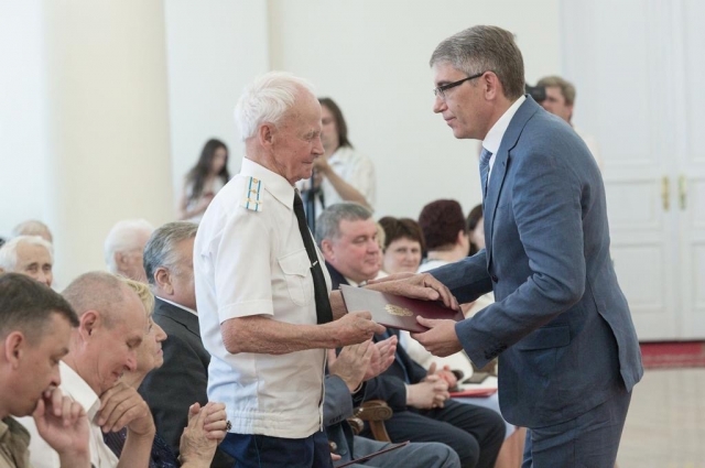 Дмитрий Миляев зачитал поздравительный адрес от имени губернатора Тульской области Алексея Дюмина.