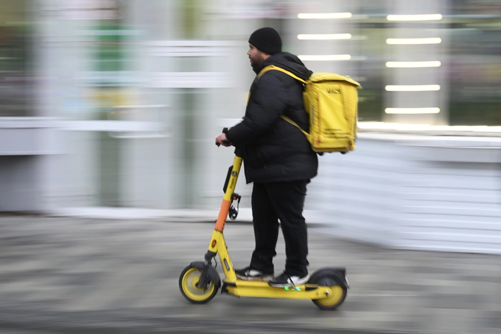 Курьер службы доставки