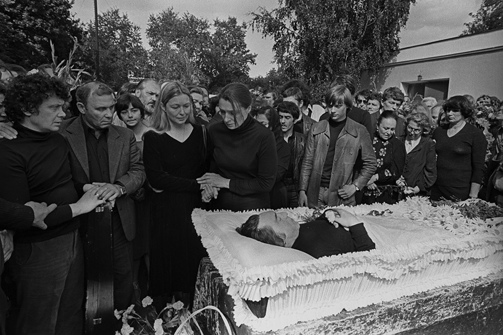 Похороны советского актера театра и кино, поэта и певца Владимира Высоцкого на Ваганьковском кладбище в Москве 28 июля 1980 года. Близкие друзья артиста - актер Валерий Янклович и золотодобытчик Вадим Туманов, вдова Марина Влади, бывшая супруга Людмила Абрамова и сын барда Аркадий Высоцкий (слева направо) на прощании.