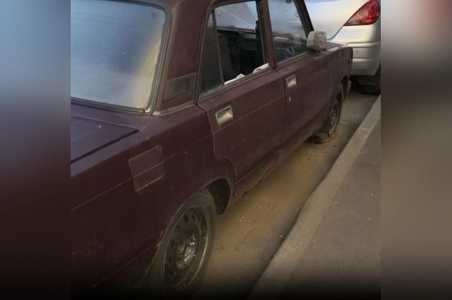 Хулиганы выбили стекла в машине.