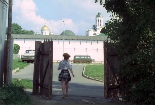 Перед музеем-заповедником виднеется дорога.
