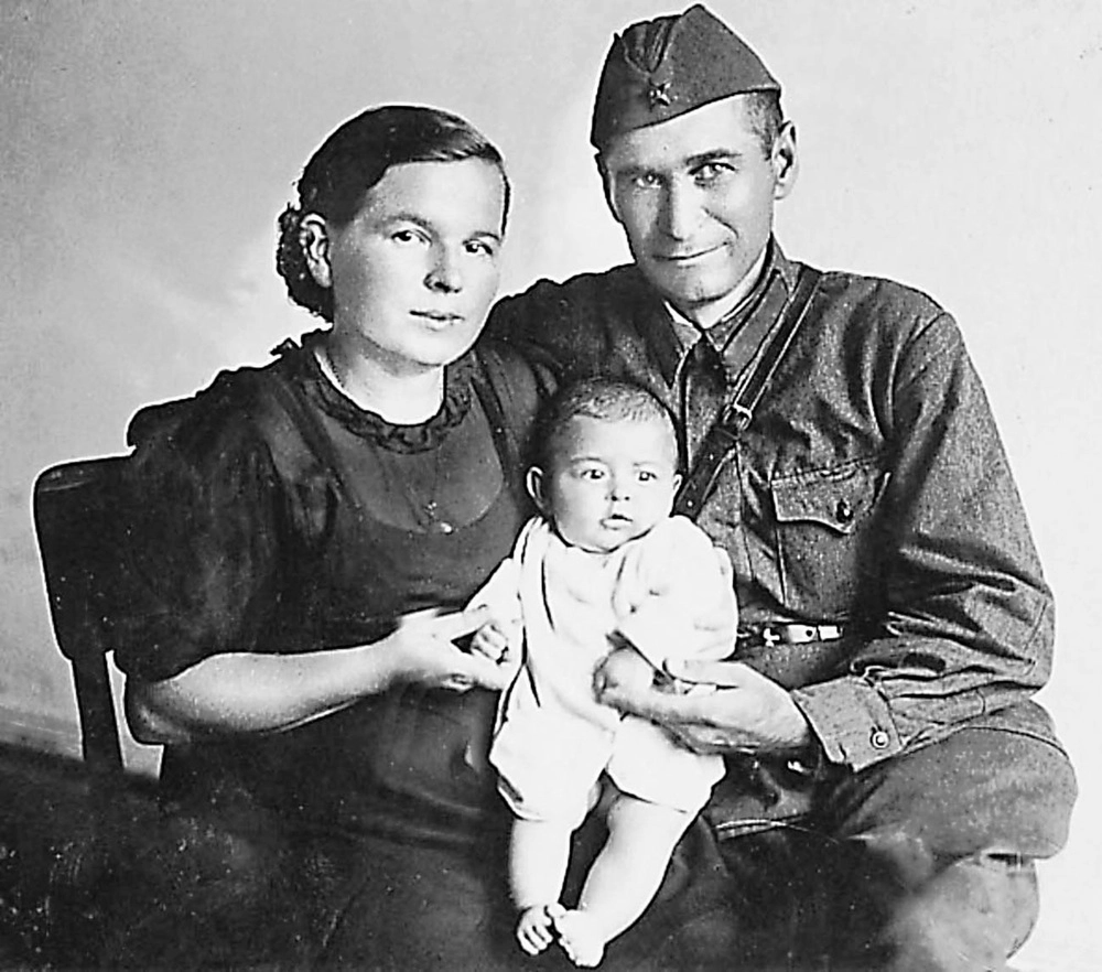 Маленькая Зина с родителями.