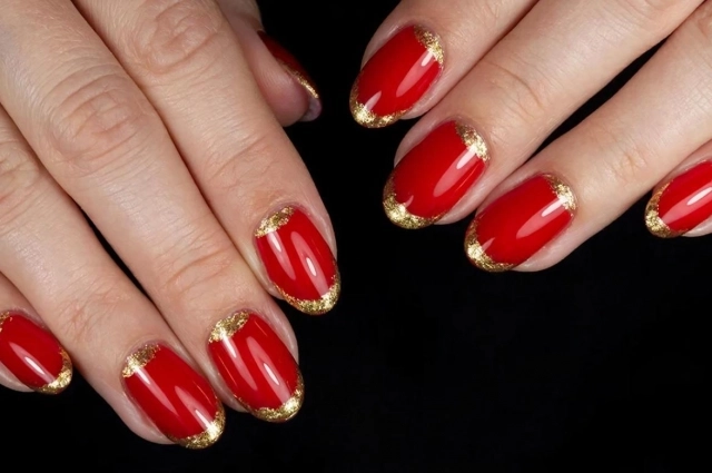 Классический красный маникюр с золотом.