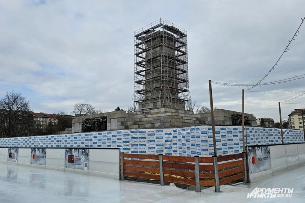 Возле бывшего памятника теперь каток.