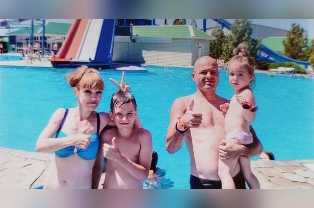 Летом семья любит отдохнуть в аквапарке (наэтом фото не хватает только старшей дочери Ангелины).