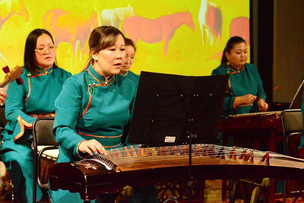 Некоторые ансамбли, которые приехали на фестиваль, отошли от традиционного звучания народной музыки и постарались её осовременить. 