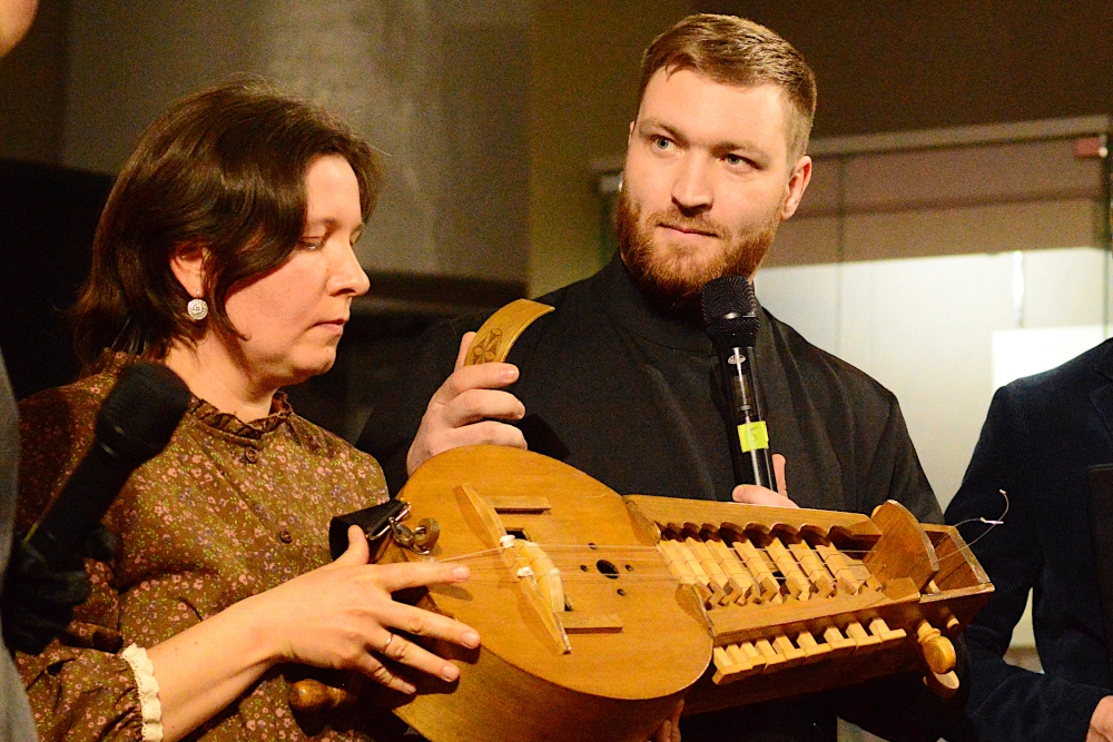 Священник Артемий Пономарёв пробовал играть на колёсной лире музыку группы «Кино».