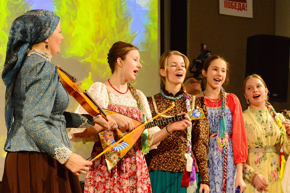 Ребята исполнили частушки на традиционных инструментах, порадовали зрителей танцами.