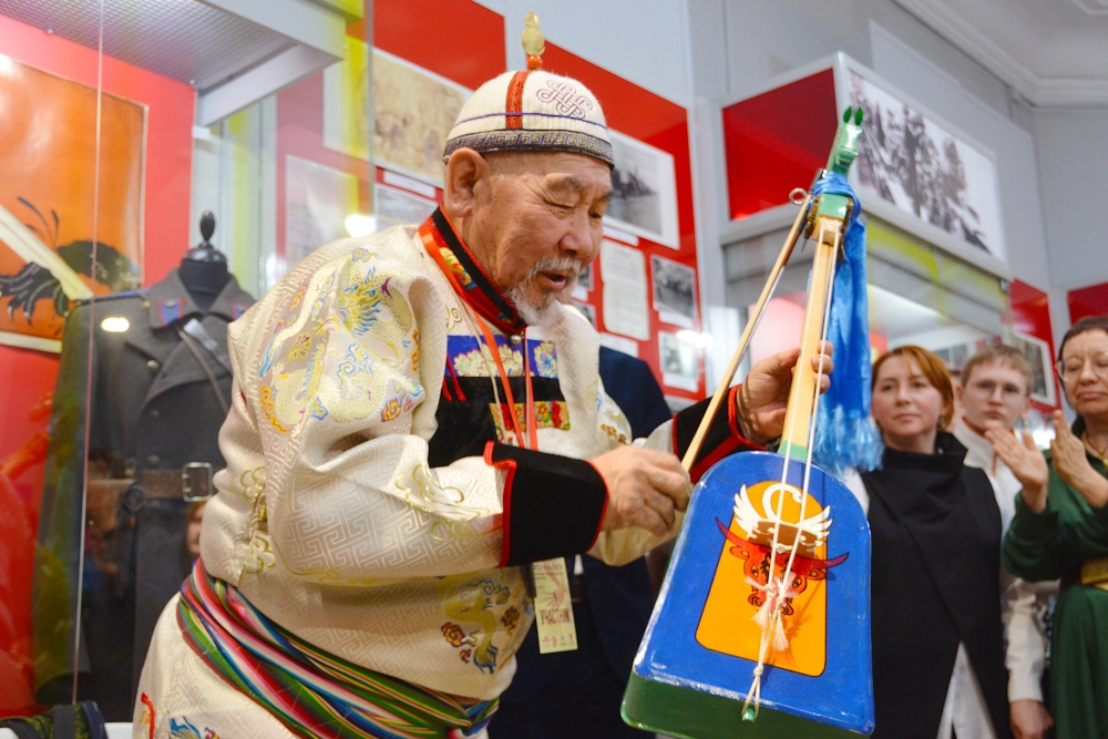 Гриф моринхура венчает голова лошади.