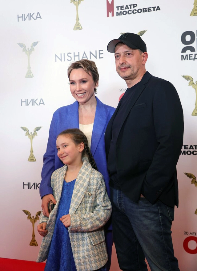Актриса Дарья Екамасова, ее супруг сценарист, телепродюсер Денис Фриман и их дочь Варвара.