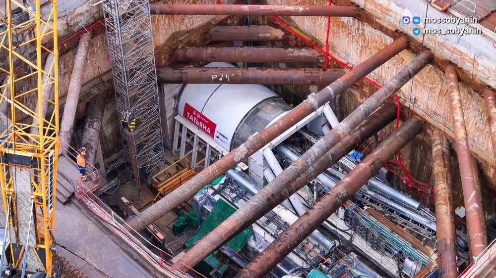 Тоннель диаметром шесть метров и протяженностью чуть больше полутора километров прокладывает тоннелепроходческий механизированный комплекс (ТПМК).