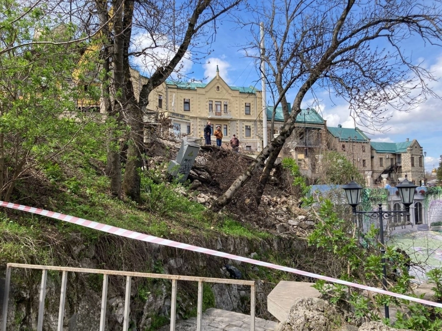 Так выглядит часть обрушенной подпорной стены.