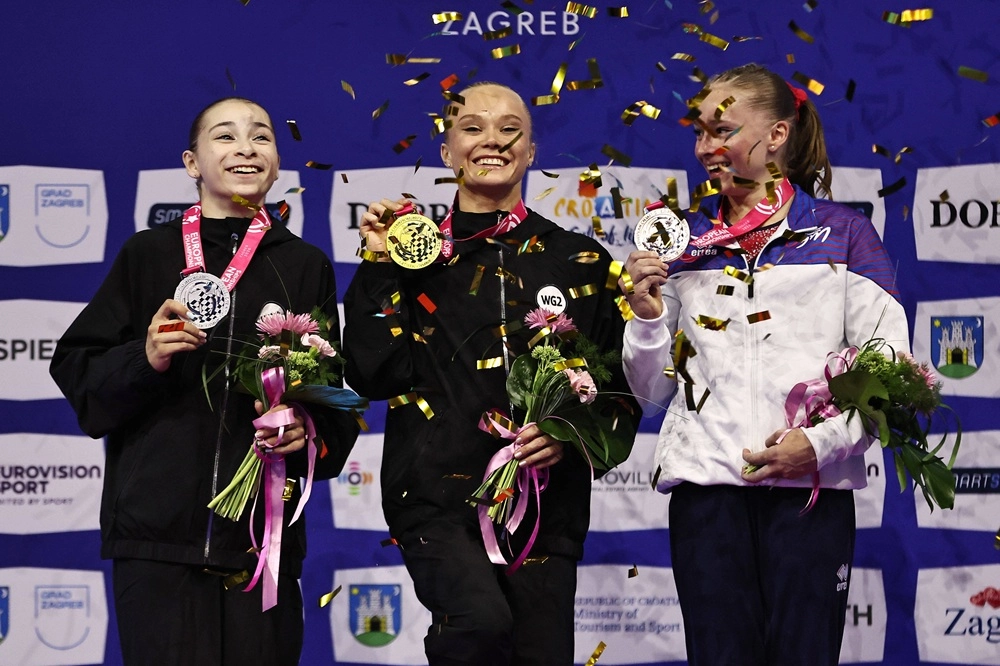 Анна Калмыкова, Ангелина Мельникова, Елена Колас после победы в квалификации на Чемпионате Европы 2026 года.