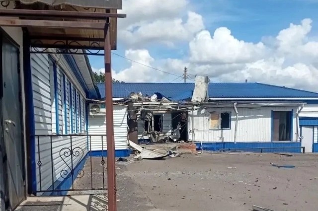 В момент атаки БПЛА в здании находились люди.