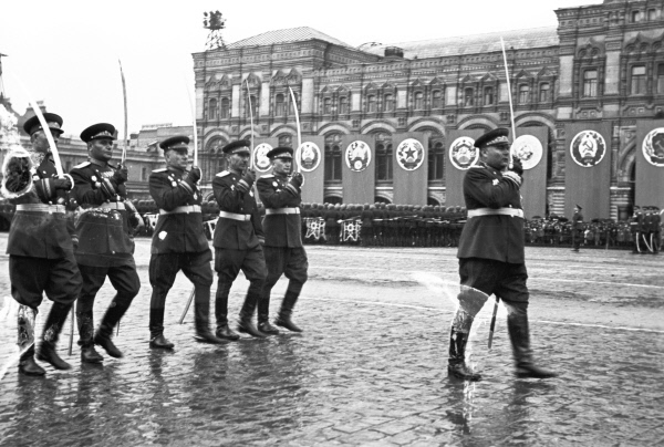 Маршал Советского Союза Родион Яковлевич Малиновский и командующие армиями 2 Украинского фронта на Параде Победы 24 июня 1945 года на Красной площади
