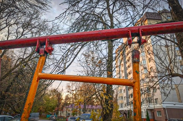 5 адресов как примеры благоустроенных площадок в Брянске: улица Почтовая, 132 и 146; Металлистов, 2; Молодой Гвардии, 35; пересечение проспекта Ленина и улицы Горького.
