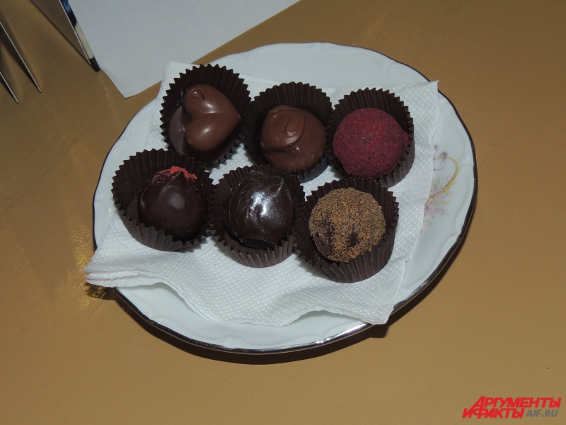 Александра выбрала для дегустации шесть конфет с разными начинками.