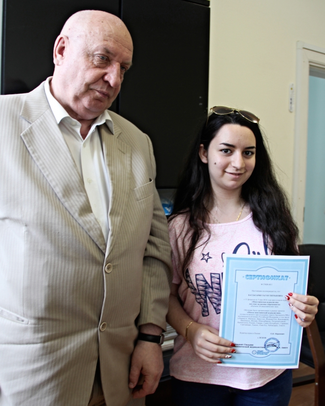 Валерий Павлов и выпускница Школы межэтнической журналистики Тагуи Багдасарян. 