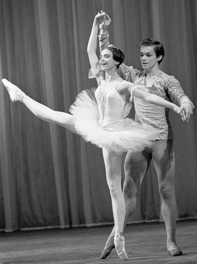 Людмила Семеняка и Николай Ковмир во время выступления на I Международном конкурсе артистов балета в Москве.