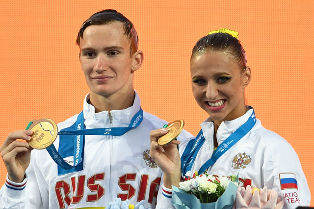 Михаэла Каланча и Александр Мальцев (Россия), завоевавшие золотые медали в соревнованиях по синхронному плаванию среди смешанных дуэтов в произвольной программе.