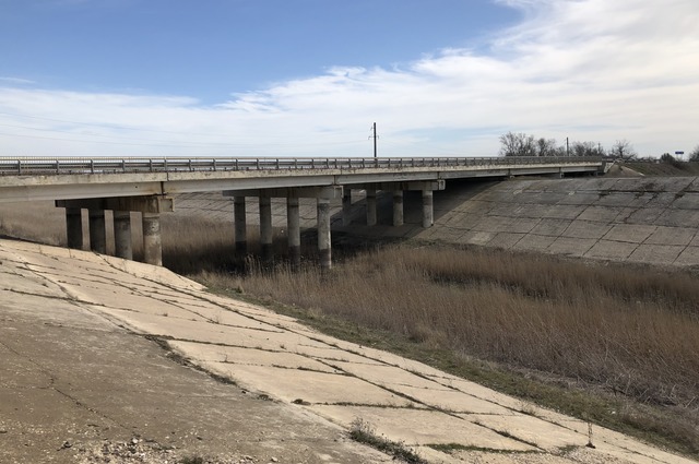 Ещё недавно Северо-Крымский канал пуст, пересохшее русло заросло.