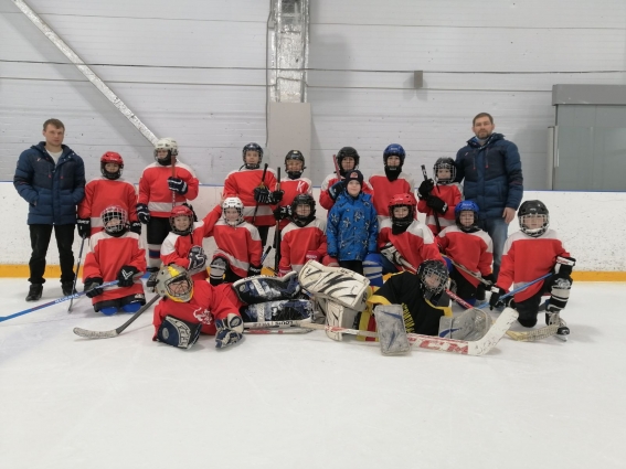  Дмитрий Горбачев и Дмитрий Десятов учат с детства любить хоккей.