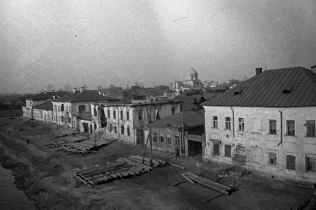 Здания на Затверецкой набережной в г. Калинине после освобождения города.