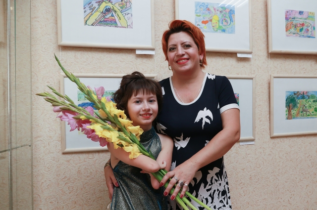Алла с мамой Еленой Кощеевой на выставке, 2019 год