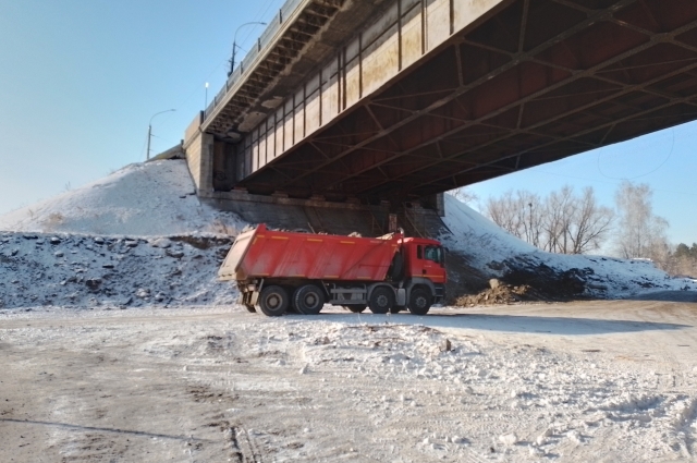 Сейчас на Ленинградском мосту кипит работа.