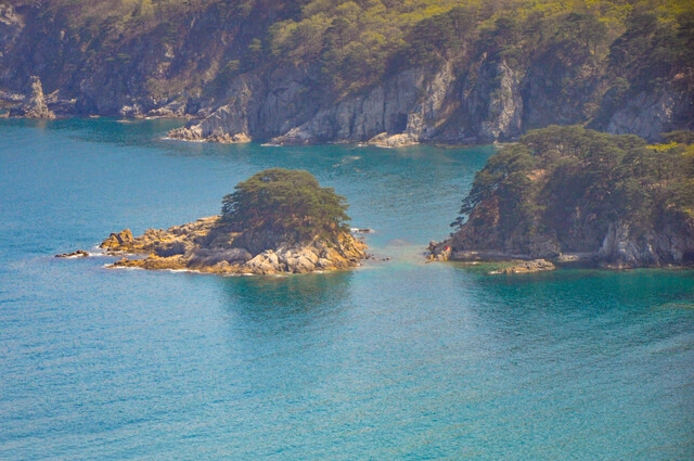 Вид на остров с высоты местной сопки.