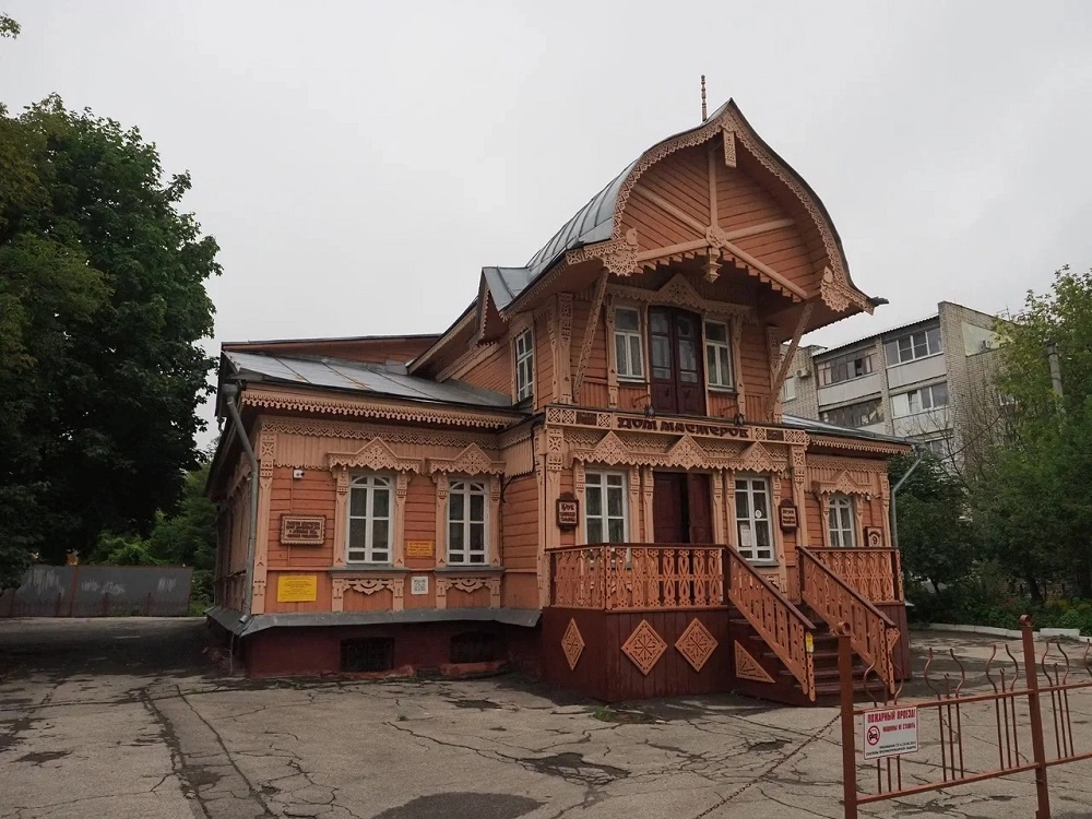 Главное здание деревянного ансамбля, к которому относится спорный флигель.