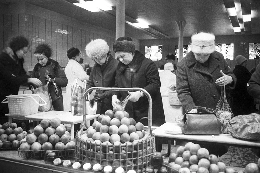 Покупатели в магазине «Овощи-фрукты», расположенном на улице Кирова.