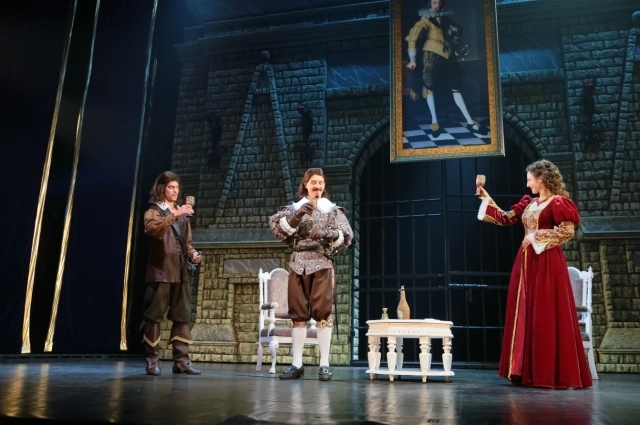 Декорации и костюмы поражают воображение.