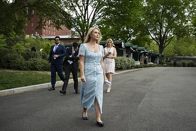 Каролайн Левитт перед брифингом.